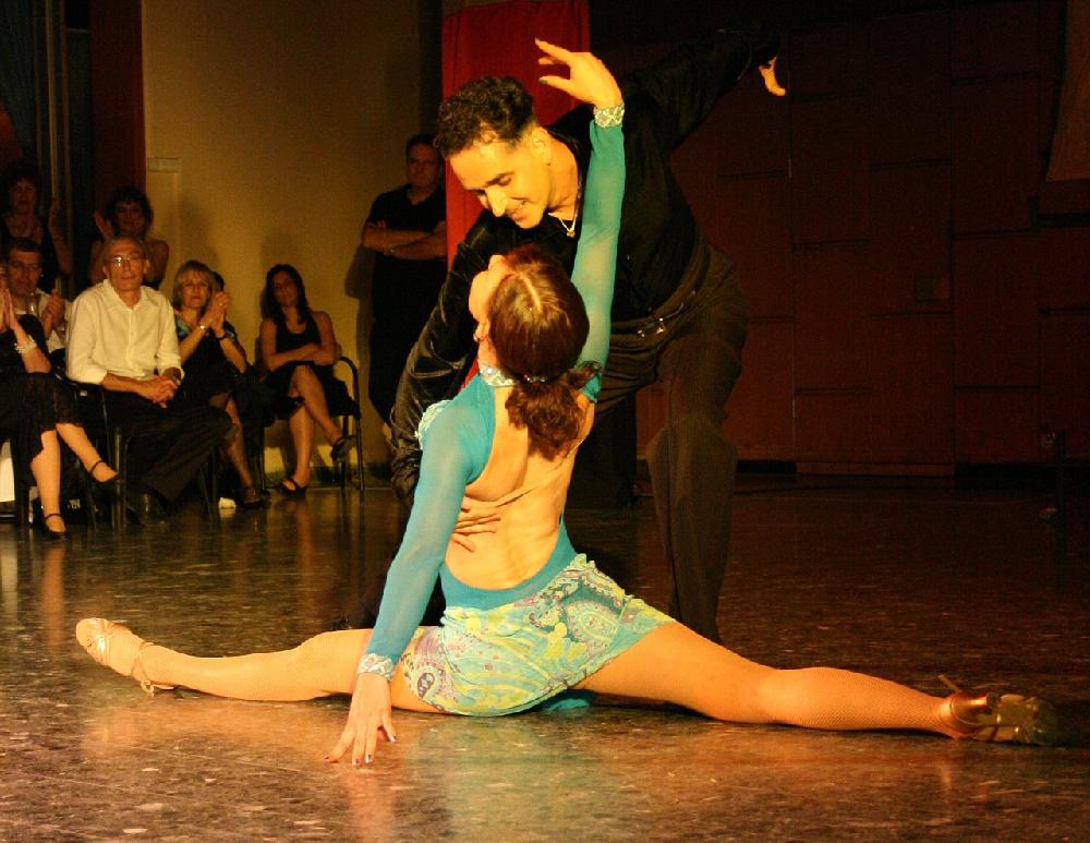 Dlaczego warto zapisać się do szkoły tańca?